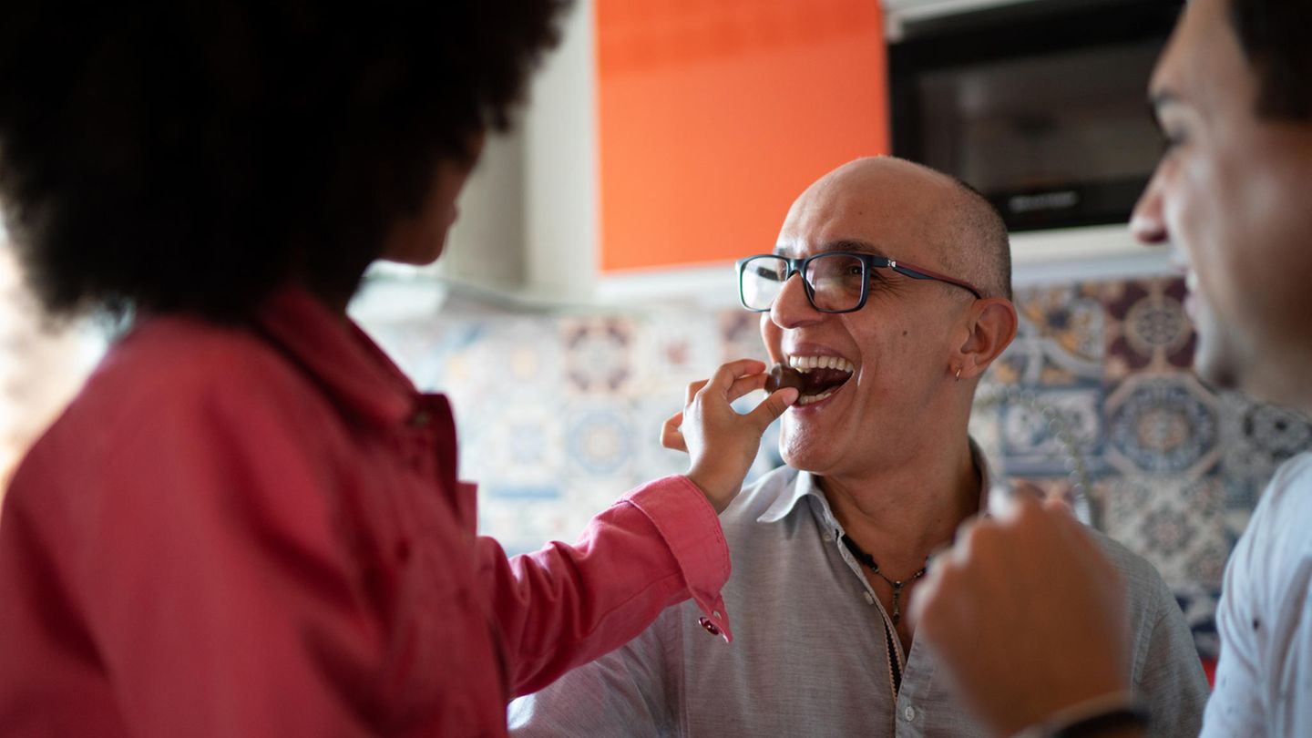 Wenn Sie zwischendurch etwas essen oder naschen und sich danach die Zähne nicht putzen können, schieben Sie einen zuckerfreien Kaugummi nach. So können sich die Nahrungsreste nicht zu stark an den Zähnen festsetzen. Und der verstärkte Speichelfluss hindert die Bakterien daran, zahnschädigende Säuren zu produzieren.
