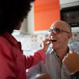 Wenn Sie zwischendurch etwas essen oder naschen und sich danach die Zähne nicht putzen können, schieben Sie einen zuckerfreien Kaugummi nach. So können sich die Nahrungsreste nicht zu stark an den Zähnen festsetzen. Und der verstärkte Speichelfluss hindert die Bakterien daran, zahnschädigende Säuren zu produzieren.