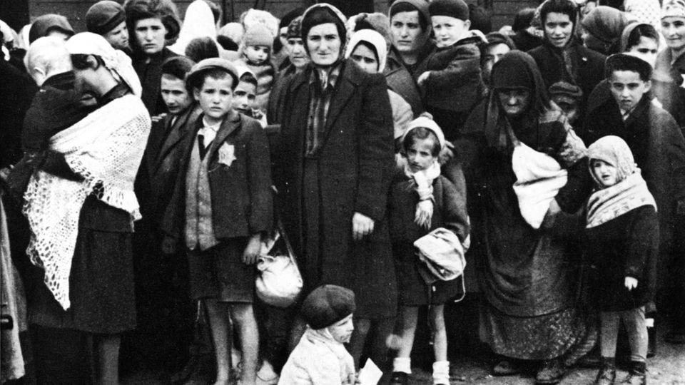 Ungarische Juden auf Rampe/Auschwitz1944 Nationalsozialismus: Konzentrationslager. - Ungarische Juden an der Rampe in Auschwitz-Birkenau.- Foto (SS-Erkennungsdienst), Sommer 1944.