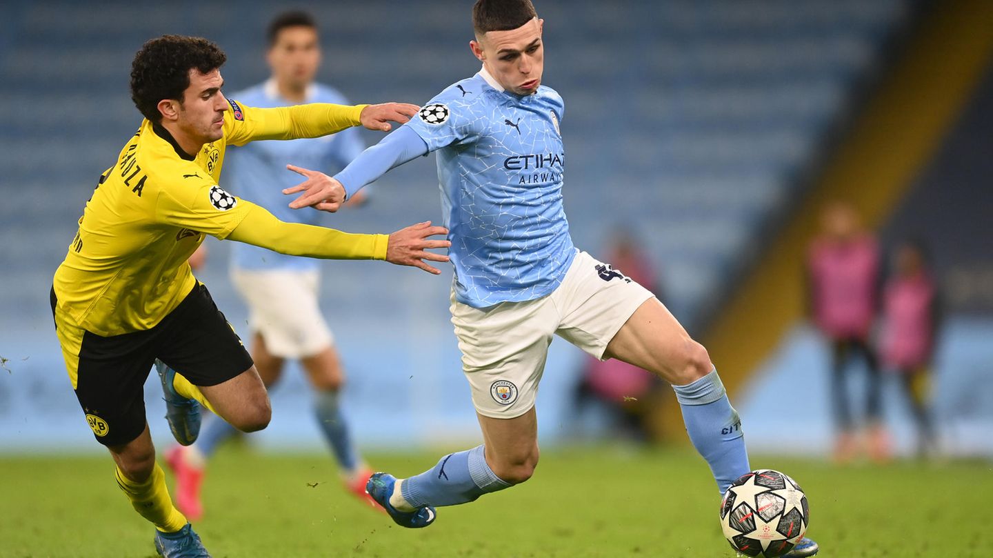 Citys Phil Foden liefert sich einen Zweikampf mit Dortmunds Mateu Morey
