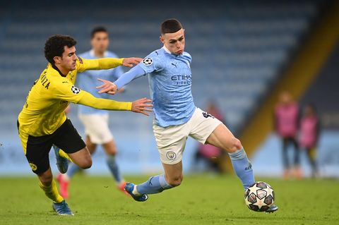 Citys Phil Foden liefert sich einen Zweikampf mit Dortmunds Mateu Morey