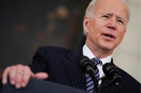 US-Präsident Joe Biden spricht und schaut in die Ferne
