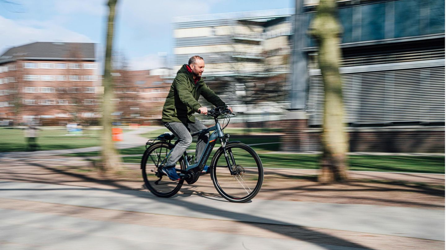 VOE STERN 15/2021 SPEZIAL E-BIKE Spezial E-Bie für # 15/21: Portrait Hannes Ross auf dem E-Bike (FINAL) >> Hannes Ross auf dem E-Bike in Hamburger City Hannes Ross auf dem E-Bike