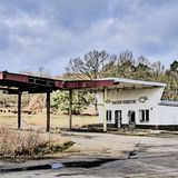 Hier tankt keiner mehr auf: Diese alte Tankstelle steht bei Nennhausen im Süden des Landkreises Havelland in Brandenburg.