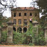 Die Villa Oppenheim in Köln – auch bekannt als Haus Fühlingen – entstand 1884 und steht seit 1963 unter Denkmalschutz. Doch das Gelände des Geisterhauses, um das sich viele Geschichten ranken, ist längst zu einer illegalen Mülldeponie verkommen.