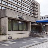 100 Meter lang und sieben Stockwerke hoch: In den frühen 1960er Jahren entstand in Hannover gegenüber vom Rathaus dieser Riegel als Intercontinental Hotel – ein Beispiel für den Brutalismus in der Architektur. 1995 übernahm die Maritim-Kette das Haus. Zuletzt diente das Grand Hotel als Flüchtlingsunterkunft.