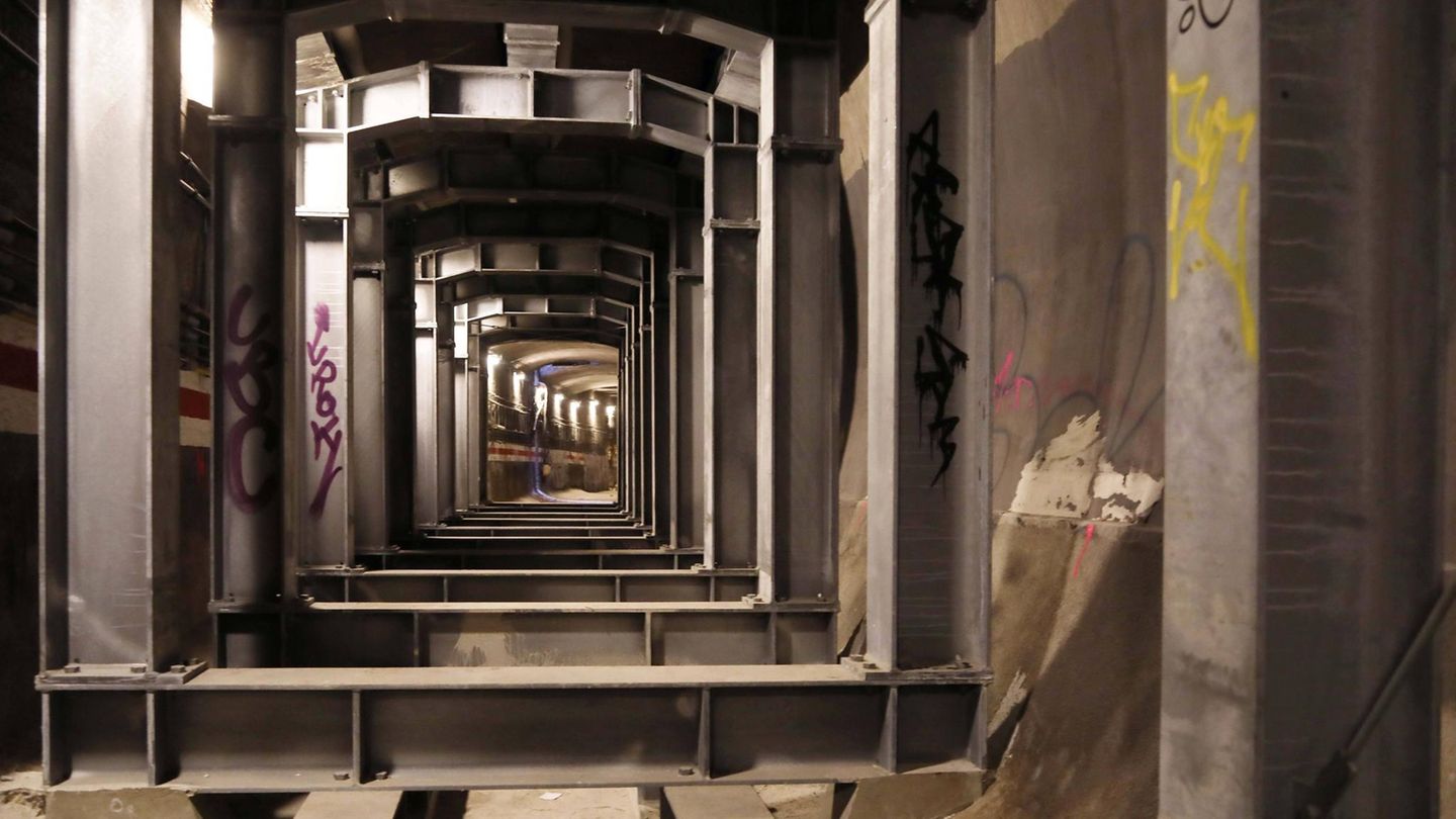 Ein Blick in Berlins Unterwelt 2021: Der ungenutzte Waisentunnel, der an der Jannowitzbrücke in Mitte beginnt, soll jetzt saniert werden. Ein paar Stellen sind stahlverstärkt, weil Spreewasser einsickert.