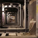 Ein Blick in Berlins Unterwelt 2021: Der ungenutzte Waisentunnel, der an der Jannowitzbrücke in Mitte beginnt, soll jetzt saniert werden. Ein paar Stellen sind stahlverstärkt, weil Spreewasser einsickert.