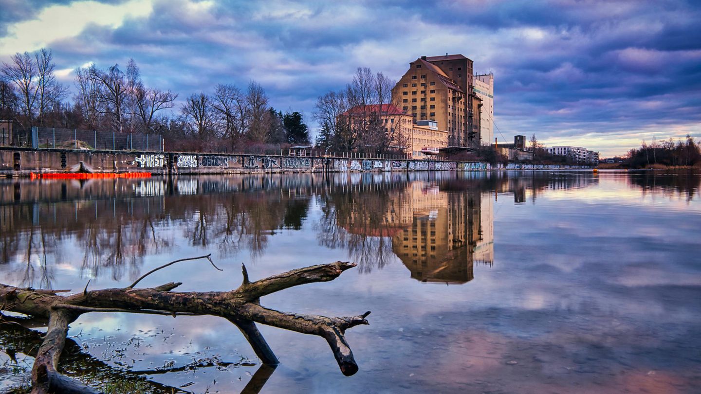 Der Lindenauer Hafen in Leipzig hatte über Jahrzehnte keinen schiffbaren Anschluss an eine Wasserstraße. Erst seit 2015 gibt es über einen Kanal eine Verbindung zur Weißen Elster. Die alten Speicherhäuser am Kai verkommen.