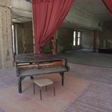 Der Tastatur längst beraubt: Dieser Konzertflügel verkommt im alten Offizierscasino der ehemaligen Lungenheilanstalt Grabowsee bei Oranienburg nördlich von Berlin.