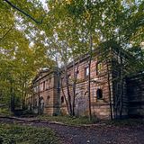 Ein Schüler von Friedrich Schinkel entwarf Ende des 19. Jahrhunderts das Schloss Dwasieden bei Sassnitz auf der Insel Rügen. Der Prachtbau wurde bereits nach dem Zweiten Weltkrieg von der Sowjetarmee gesprengt, übrig blieb eine Ruine. Im Bild die Reste des Marstalls.