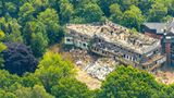 Diese Unterkunft existiert nicht mehr: Eine Luftaufnahme der Abrissarbeiten des ehemaligen Hotels Seestern. Das Haus befand sich in Haltern am See im Naturpark Hohe Mark-Westmünsterland im Bundesland Nordrhein-Westfalen