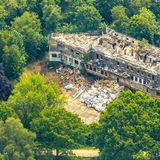 Diese Unterkunft existiert nicht mehr: Eine Luftaufnahme der Abrissarbeiten des ehemaligen Hotels Seestern. Das Haus befand sich in Haltern am See im Naturpark Hohe Mark-Westmünsterland im Bundesland Nordrhein-Westfalen