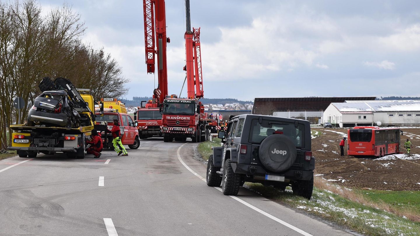 Abschlepp- und Kranunternehmen räumen nach dem schweren Verkehrsunfall im bayerischen Oberschneiding auf.