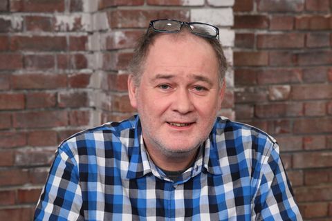 Walter "Waldi" Lehnertz sitzt im Studio von Bares für Rares in Pulheim und schaut in die Kamera