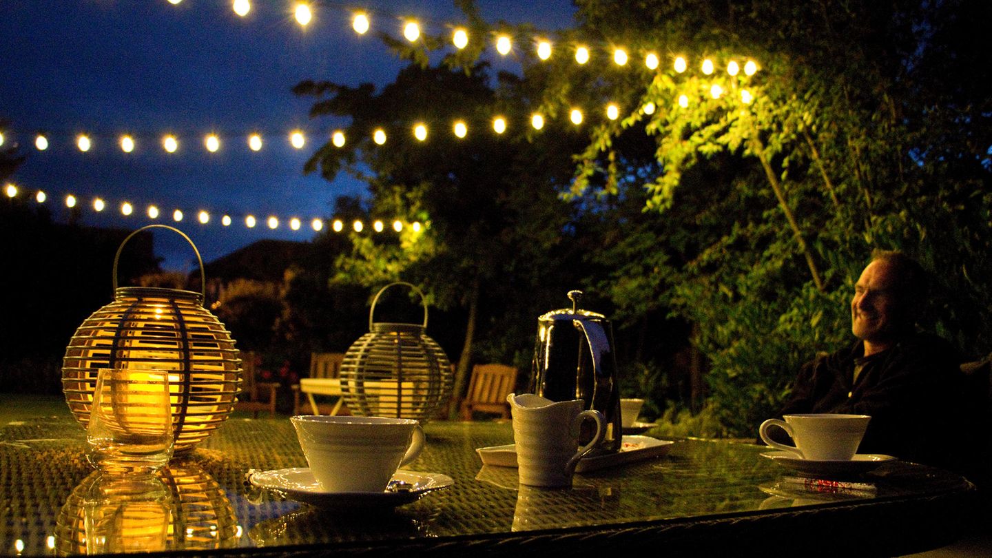 Solar und LED: Gartenbeleuchtung: Vier stilvolle Lichtideen für Abende im Freien