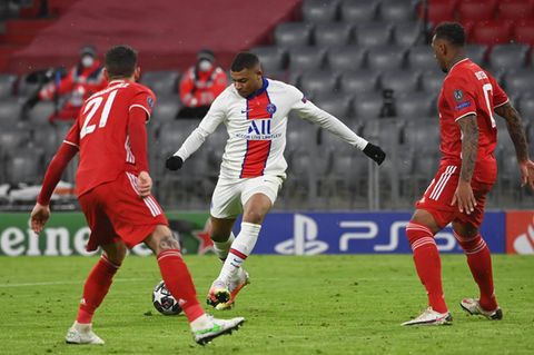 Dunkle Sekunde für die Bayern: Kylian Mbappe (m.) von Paris Saint-Germain erzielt das Tor zum 2:3