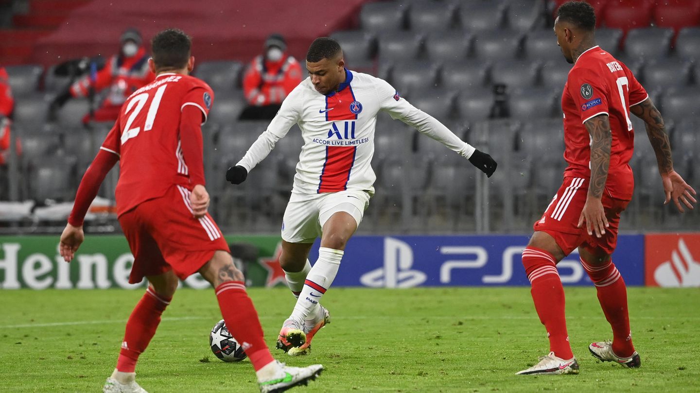 Dunkle Sekunde für die Bayern: Kylian Mbappe (m.) von Paris Saint-Germain erzielt das Tor zum 2:3