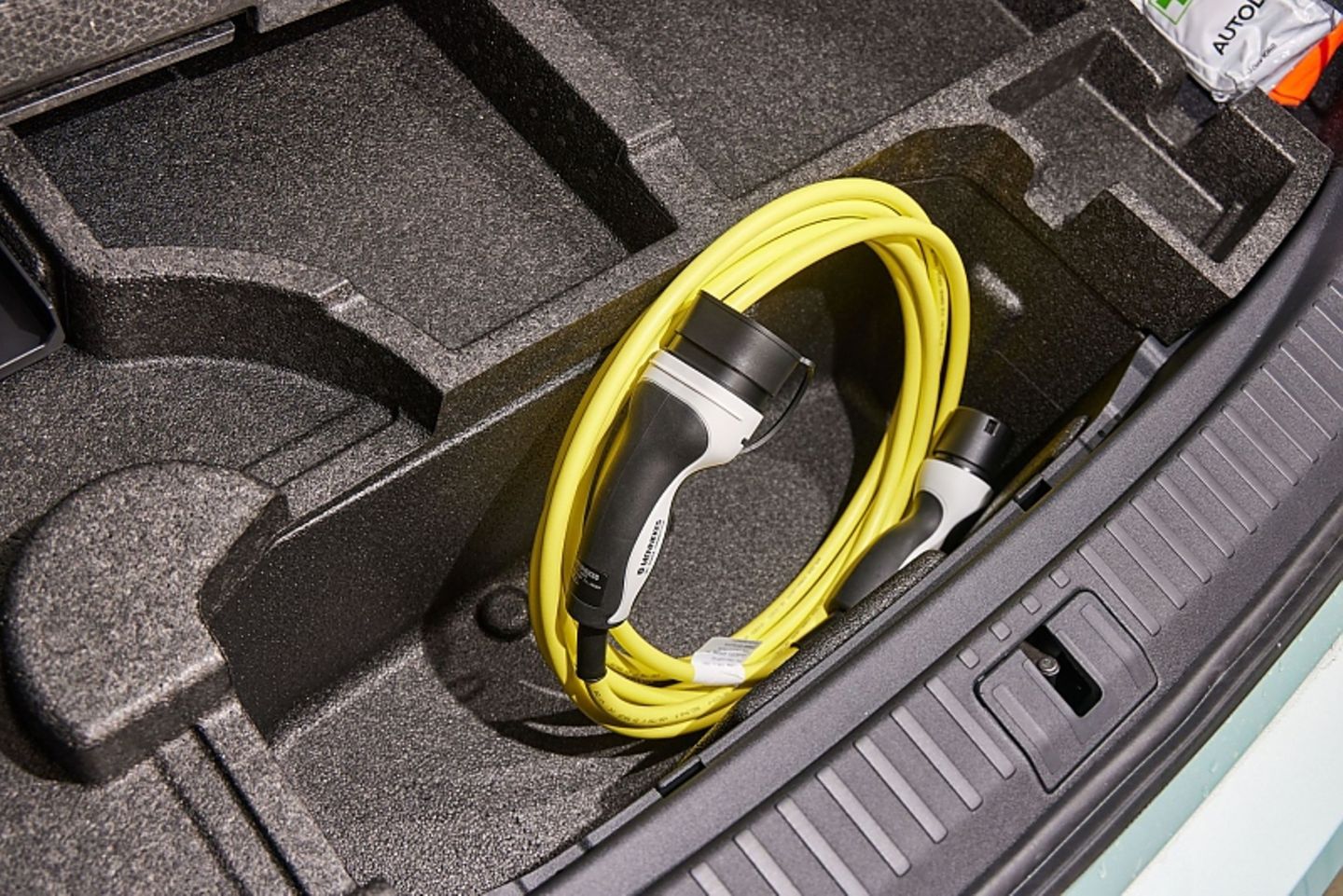 Das Ladekabel verschwindet in einer Extra-Ablage