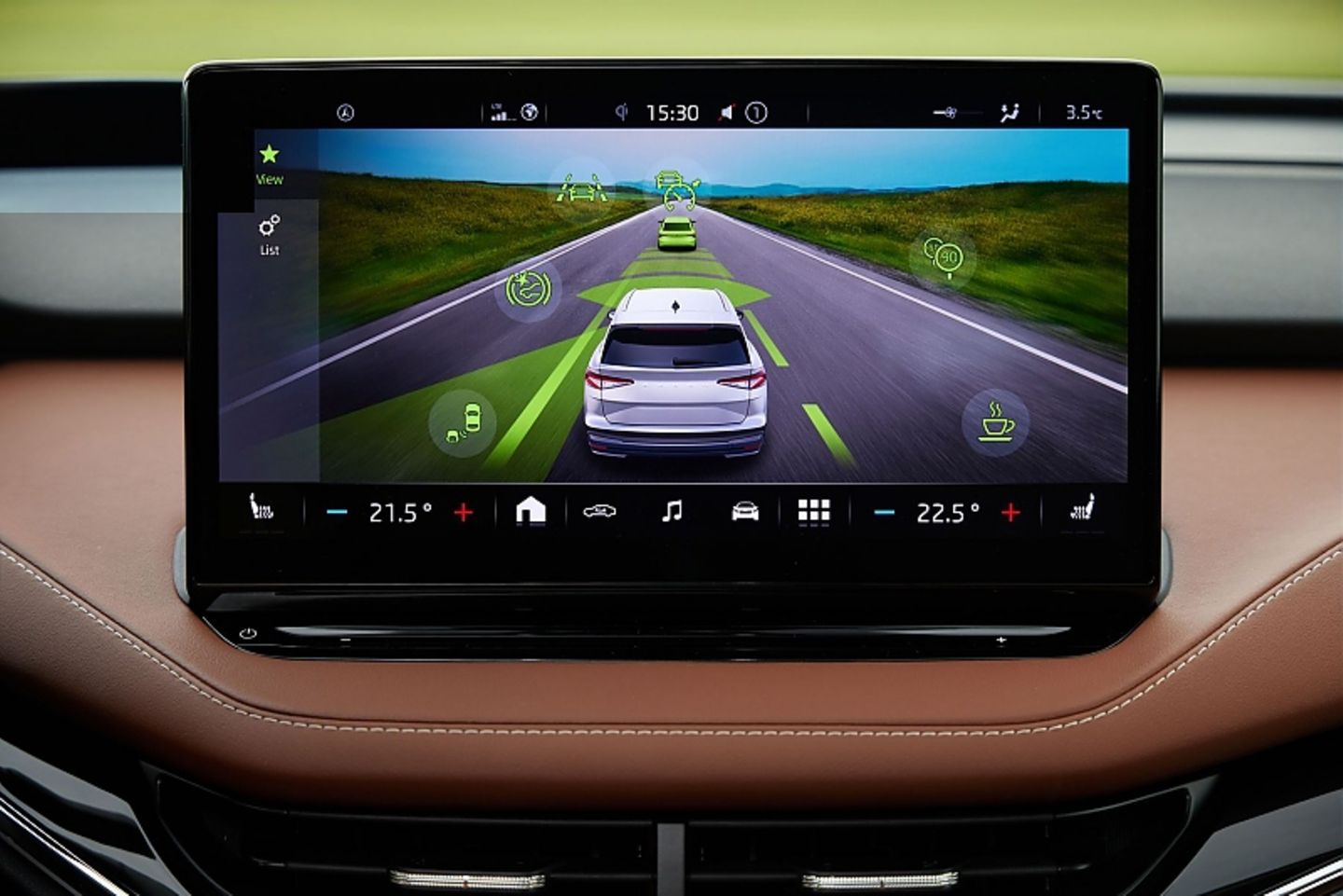 Der 13 Zoll Touchscreen ist die Kommandozentrale des Infotainments