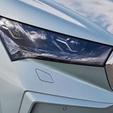 Die LED-Scheinwerfer leuchten die Straße gut aus