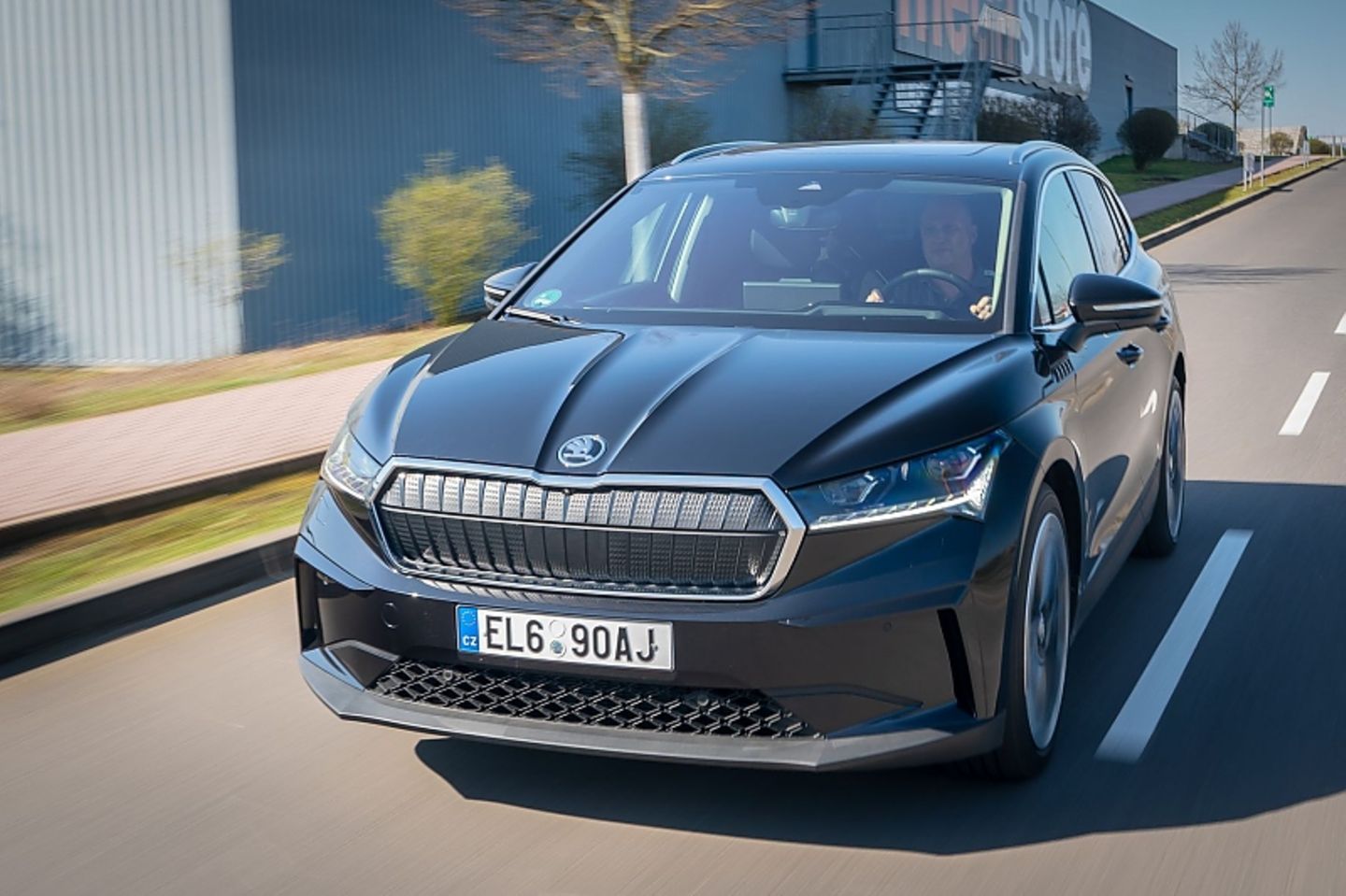Der Skoda Enyaq iV 80 sprintet in 8,6 Sekunden von null auf 100 km/h
