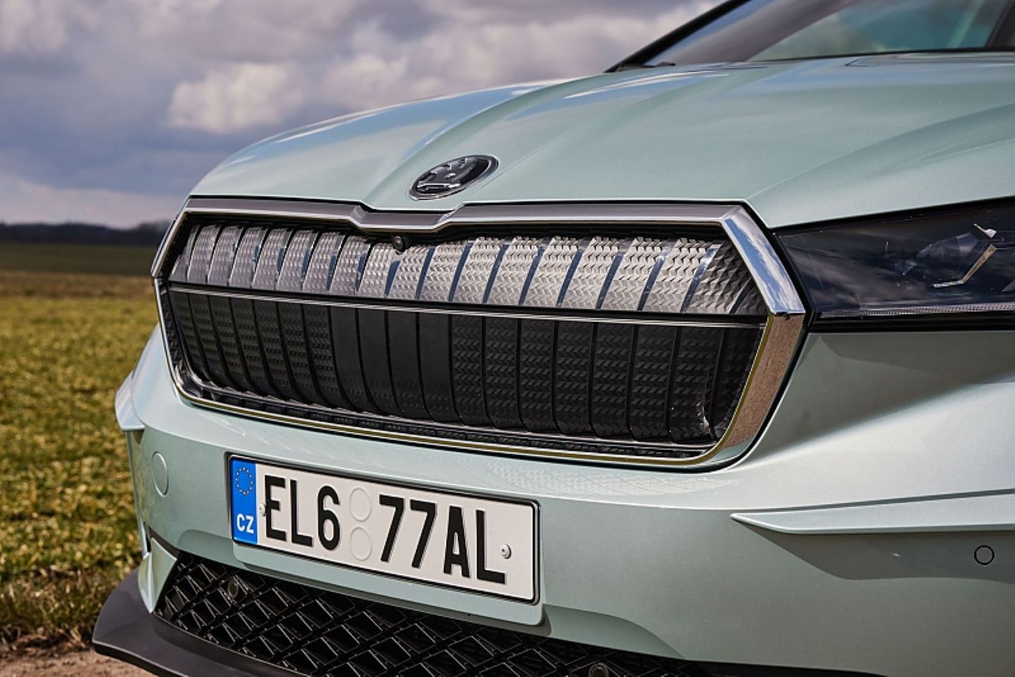 Der Kühlergrill soll Traditionalisten den Wechsel zur Elektromobilität leichter machen