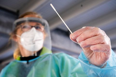 Coronavirus Test: Eine medizinische Hilfskraft nimmt einen Abstrich