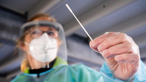 Coronavirus Test: Eine medizinische Hilfskraft nimmt einen Abstrich