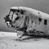 Das Wrack von Sólheimasandur ist nur durch einen längeren Fußmarsch von der südlichen Ringstraße zu erreichen. Die Maschine des US-Militärs landete 1973 auf dem Strand, nachdem bei einem Flug von Höfn nach Keflavik beide Motoren ausgefallen waren. Niemand wurde bei der Notlandung verletzt. Tragflächen und Triebwerke wurden später demontiert.