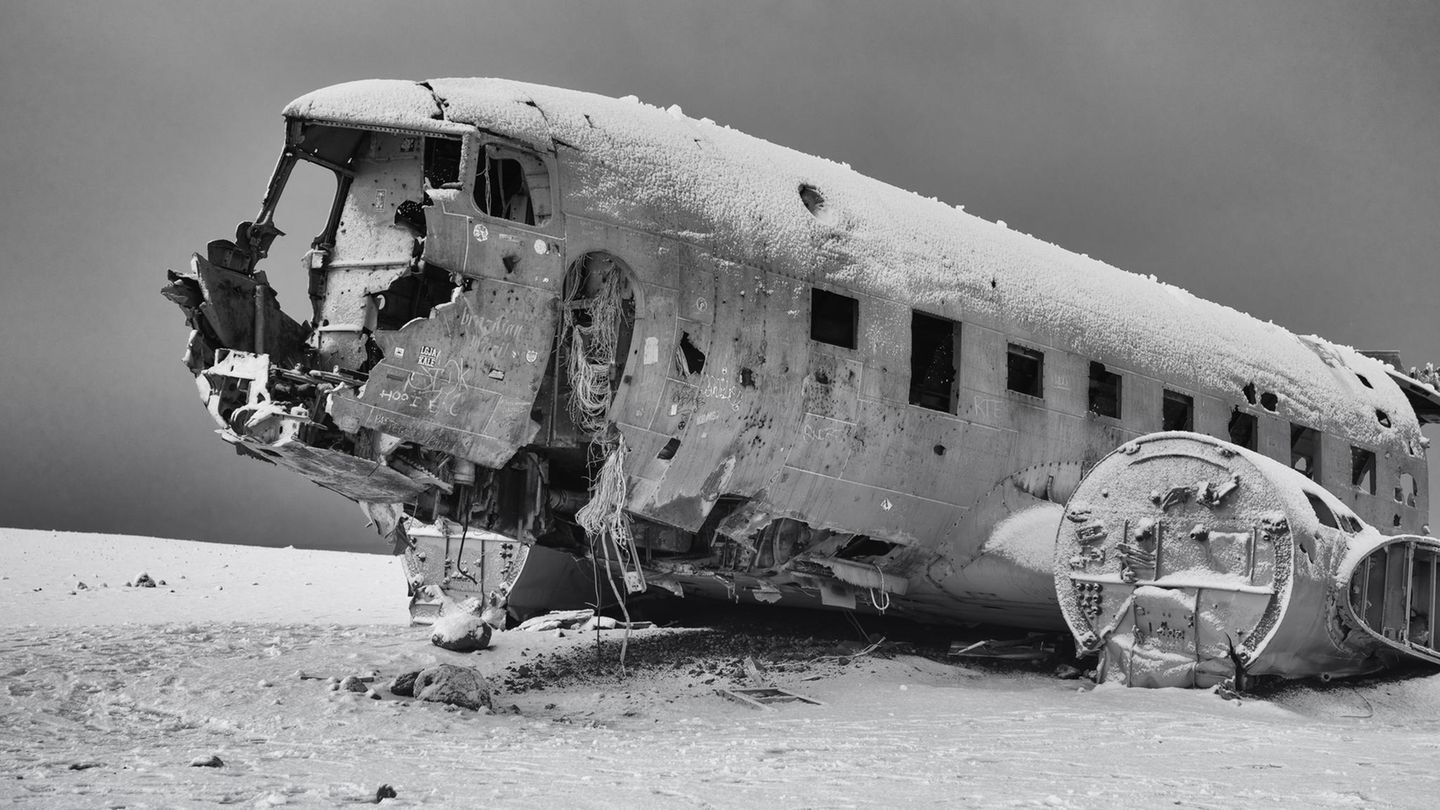 Das Wrack von Sólheimasandur ist nur durch einen längeren Fußmarsch von der südlichen Ringstraße zu erreichen. Die Maschine des US-Militärs landete 1973 auf dem Strand, nachdem bei einem Flug von Höfn nach Keflavik beide Motoren ausgefallen waren. Niemand wurde bei der Notlandung verletzt. Tragflächen und Triebwerke wurden später demontiert.