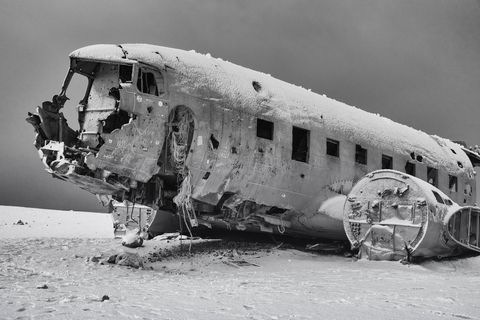 Das Wrack von Sólheimasandur ist nur durch einen längeren Fußmarsch von der südlichen Ringstraße zu erreichen. Die Maschine des US-Militärs landete 1973 auf dem Strand, nachdem bei einem Flug von Höfn nach Keflavik beide Motoren ausgefallen waren. Niemand wurde bei der Notlandung verletzt. Tragflächen und Triebwerke wurden später demontiert.