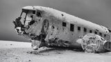 Das Wrack von Sólheimasandur ist nur durch einen längeren Fußmarsch von der südlichen Ringstraße zu erreichen. Die Maschine des US-Militärs landete 1973 auf dem Strand, nachdem bei einem Flug von Höfn nach Keflavik beide Motoren ausgefallen waren. Niemand wurde bei der Notlandung verletzt. Tragflächen und Triebwerke wurden später demontiert.