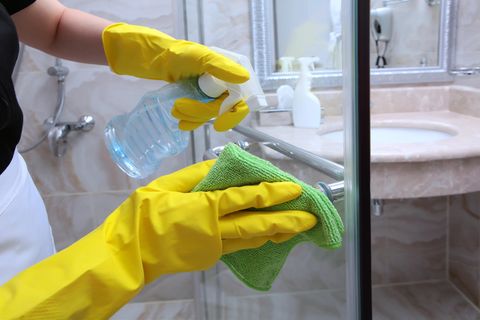 Es ist wichtig, die Dusche regelmäßig zu reinigen