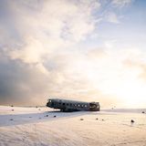 Bild 1 von 15 der Fotostrecke zum Klicken:  Das bekannteste Wrack Islands, die Überreste einer im November 1973 notgelandeten Douglas DC-3 an der Südküste.