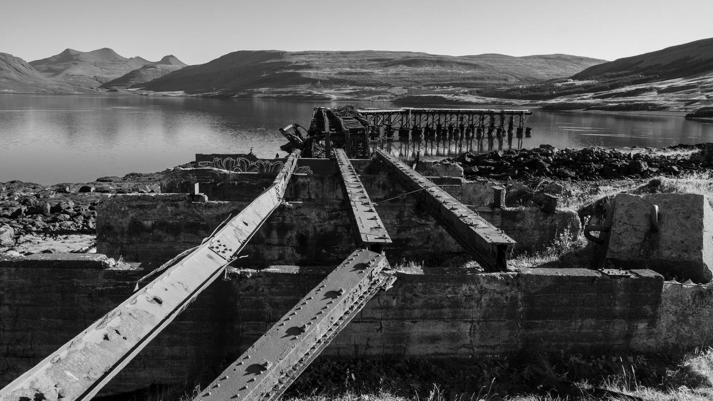 Die Alliierten hatten zwischen 1940 und 1945 den Fjord mit dem Namen Hvalfjörður besetzt, um von hier aus Nachschub zu versenden und Versorgungskonvois zusammenzustellen.
