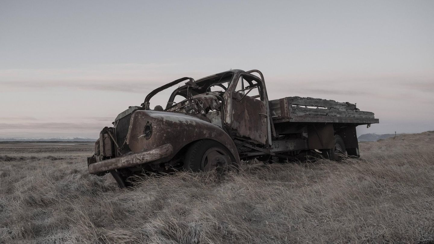 Ein alter Ford-Truck verrottet an einer einsamen Straße in der Nähe der Ortschaft Borgarnes nördlich von Reykjavik.