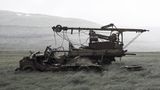 Im Botnsdalur nahe dem Hvalfjörður stehen noch immer Militärfahrzeuge in der Landschaft, Überbleibsel der US-Militärbasis im Zweiten Weltkrieg.