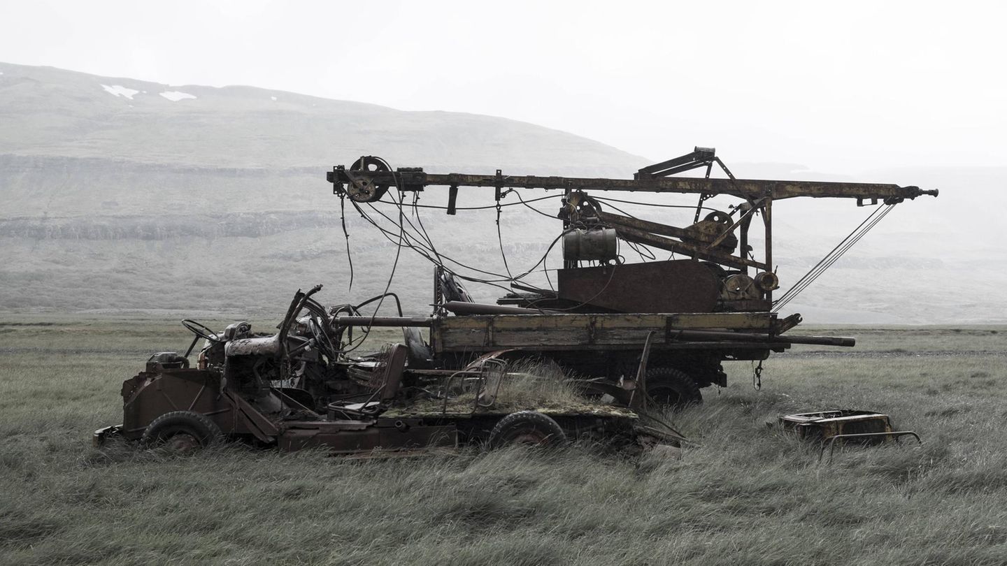 Im Botnsdalur nahe dem Hvalfjörður stehen noch immer Militärfahrzeuge in der Landschaft, Überbleibsel der US-Militärbasis im Zweiten Weltkrieg.