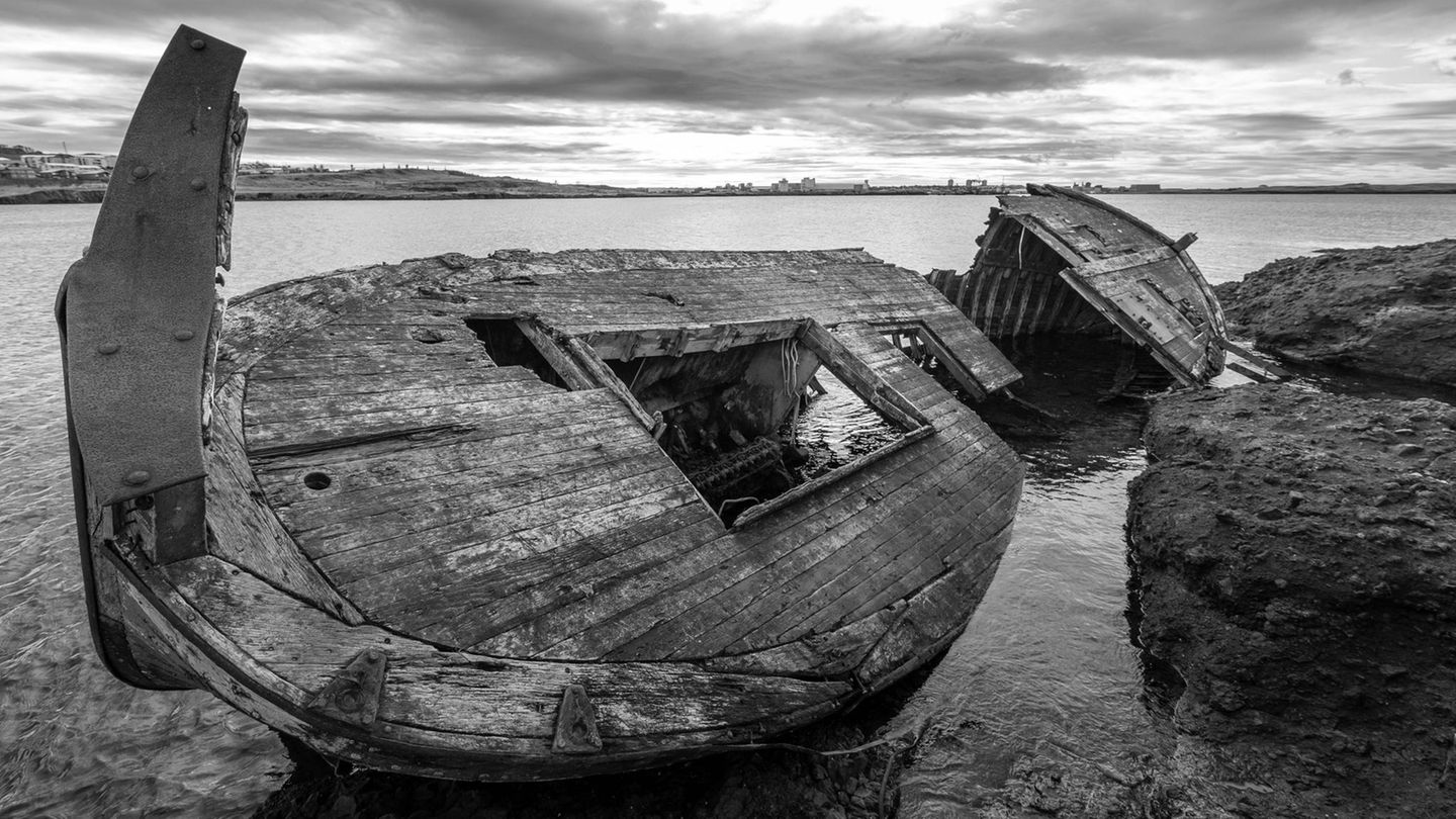 Dieses alte Fischerboot ist am Ufer der Halbinsel Geldinganes unweit von Reykjavik gestrandet
