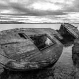Dieses alte Fischerboot ist am Ufer der Halbinsel Geldinganes unweit von Reykjavik gestrandet