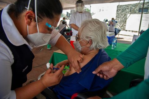 In Mexiko werden wie hier in Mexiko City zunächst vor allem ältere Menschen geimpft