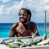 Ein Fischer ist zufrieden mit dem Fang