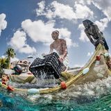 Mit einer Plastikbox schöpfen die Fischer so viele Heringsmakrelen aus dem Netz, wie sie gerade brauchen