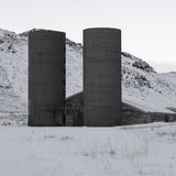 Vom Bauern längst aufgegeben: leere Stallungen und Futtersilos eines Gehöfts in der Einöde am See Grænavatn.