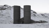 Vom Bauern längst aufgegeben: leere Stallungen und Futtersilos eines Gehöfts in der Einöde am See Grænavatn.