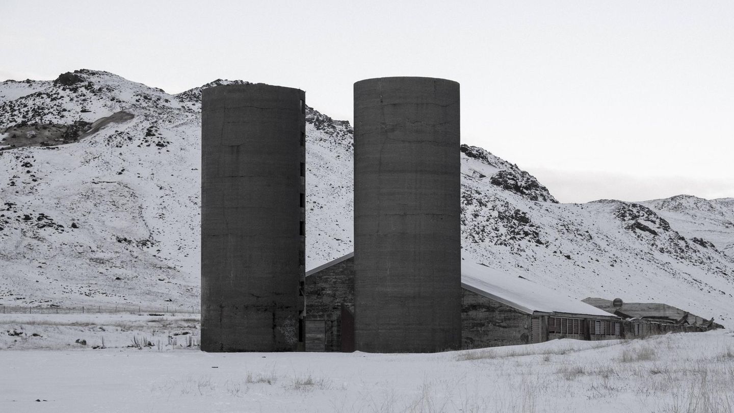 Vom Bauern längst aufgegeben: leere Stallungen und Futtersilos eines Gehöfts in der Einöde am See Grænavatn.