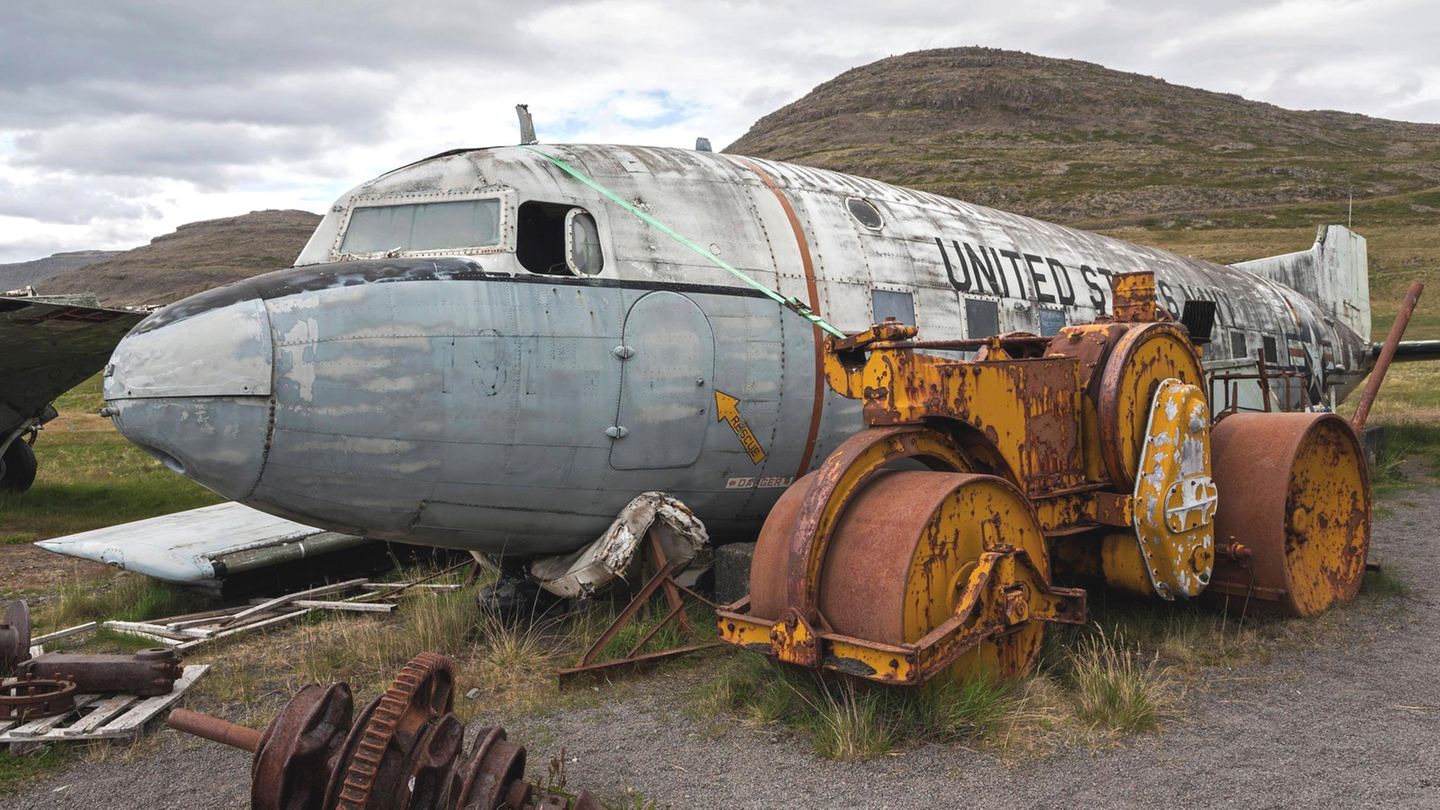 In Patreksfjördur, in den Westfjorden, existiert das kleine Hnjótur Museum. Neben Booten, Fahrzeugen und einer Dokumentation der legendären Rettung einer Schiffsbesatzung in Latrabjarg gibt es auch zwei Flugzeuge zu sehen, wie dieses Flugzeugwrack der United States Navy.