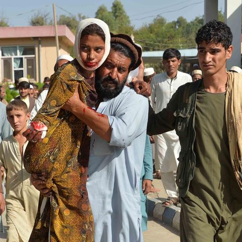 Nach einem Autobomben-Angriff der Taliban auf ein Regierungsgebäude im Oktober 2020 trägt ein Mann ein verletztes Mädchen zum Krankenhaus des Distrikts Ghani Khel nahe der afghanischen Stadt Jalalabad.