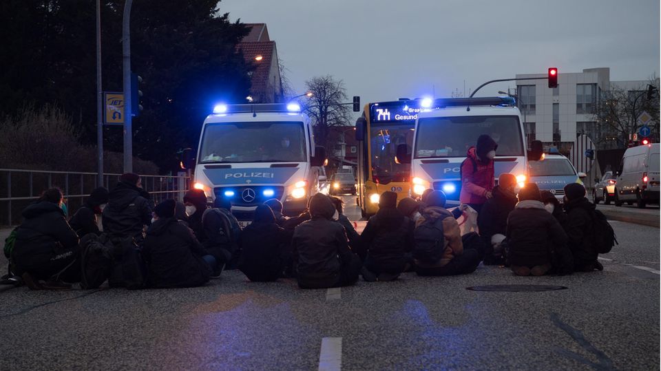 Die Serie zum Wettbewerb: Demonstranten blockieren am Mittwochabend dieser Woche eine Kreuzung nahe des Flughafens Berlin-Brandenburg, um gegen eine für denselben Tag geplante Sammelabschiebung afghanischer Geflüchteter zu protestieren. Demonstranten blockieren am Mittwochabend dieser Woche eine Kreuzung nahe des Flughafens Berlin-Brandenburg, um gegen eine für denselben Tag geplante Sammelabschiebung afghanischer Geflüchteter zu protestieren.